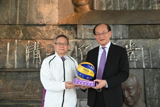 NTHU president Hocheng Hong (left) presenting Alumni Association president Tsai Jinbu(蔡進步) with an autographed basketball.