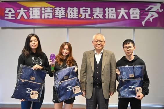 
NTHU senior vice president Tai Nyan-hwa presenting members of the Tennis Team with duffle bags embossed with the NTHU Logo.