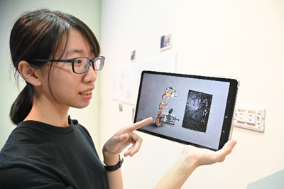 
Huang Jihong（黃紀虹）, demonstrating her entry Digital Creatures.