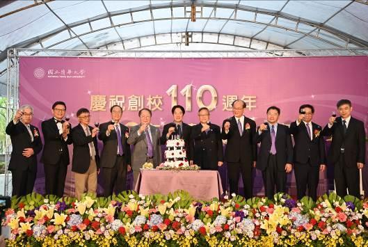
Raising a toast to NTHU: ROC vice president William Lai（賴清德） (center), NTHU president Hocheng Hong (5th from right), Alumni Association president Tsai Jinbu(蔡進步) (4th from right), former NTHU president Chen Lih-juann(陳力俊) (5th from left), former NTHU president Chen Wen-tsuen（陳文村） (4th from left), and this year’s winners of the Outstanding Alumni Award.