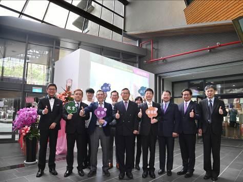 
President Hocheng Hong (center) with the first six alumni featured on the Tsinghua—A New Facebook website, and this year’s winners of the Outstanding Alumni Award.