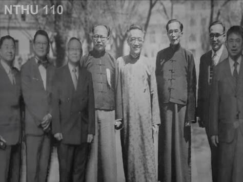 
Hocheng Hong and outstanding NTHU alumni transported back in time by Images Leaping across Time and Space, to have their photos taken alongside such prominent Tsinghua personages as Mei Yi-chi（梅貽琦）and Hu Shih（胡適）.