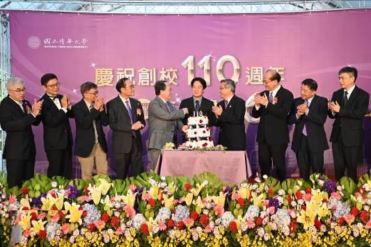 
VIPs at the celebration: ROC vice president William Lai (center), NTHU president Hocheng Hong (5th from right), Alumni Association president Tsai Jinbu (4th from right), former NTHU president Chen Lih-juann (5th from left), former NTHU president Chen Wen-tsuen (4th from left), and this year’s winners of the Outstanding Alumni Award.