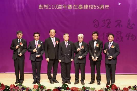
NTHU president Hocheng Hong (center) and Alumni Association president Tsai Jinbu (third from left) with this year’s winners of the Outstanding Alumni Award (from left): Y.L. Wang(王英郎) , Chris Lin(林鴻明), Wang Chao-liang(王朝樑), Jerry Lu(呂志鵬), and  Ken Chen(陳超乾).