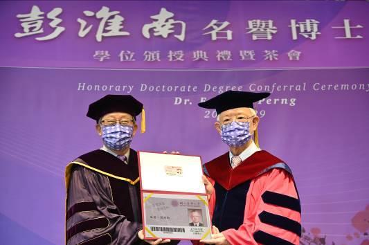 
NTHU president Hocheng Hong (left) presenting former Central Bank governor Perng Fai-nan with his lifetime alumni card.