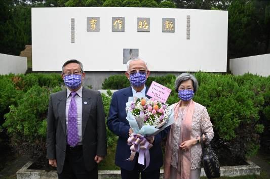 
After the ceremony, Perng paid a visit to the Dr. Mei Memorial Garden to pay his respects at the mausoleum of Mei Yi-chi. Hocheng (left) with Mr. and Mrs. Perng.