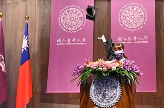 
Student representative Lin Fangru (林芳如)of the Interdisciplinary Program of Humanities and Social Sciences delivering her address.