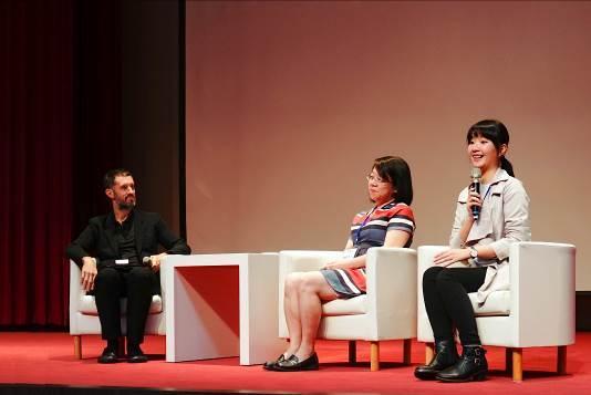 
Lin Fangru (林芳如) (right), a 2021 graduate of the experimental education program, hosting an international forum on innovative education.