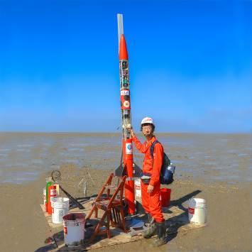 
Chen Tsojen(陳佐任), a 2021 graduate of the Experimental Education Program, preparing a rocket launch at the Hsiangshan Wetlands in Hsinchu.