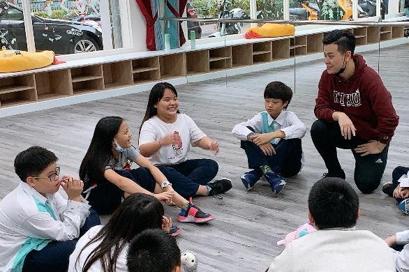 
Wu Huanran(吳煥然) (right), a 2021 graduate of the Experimental Education Program, teaching a class in ballroom dance at the Johan School in Chubei.
