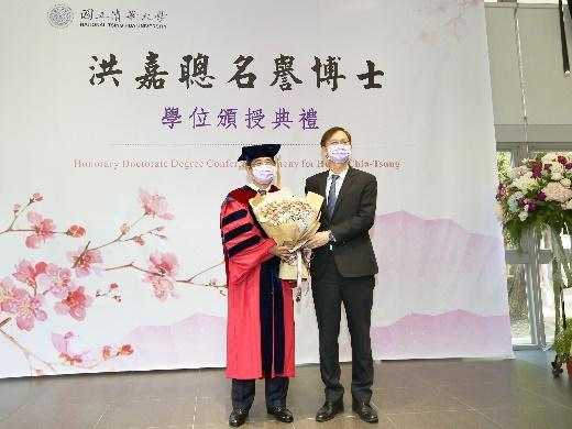 UMC co-president S.C. Chien (簡山傑)presenting Hung with a bouquet of flowers from his colleagues.