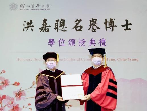 NTHU president Hocheng Hong (left) presenting an honorary doctorate diploma in engineering to Hung Chia-tsung.