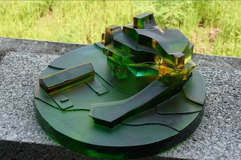 The glass model of the Museum was designed and handcrafted by Huang and Shiau Ming-twen, assistant dean of NTHU’s College of Arts.