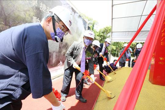 Distinguished guests at the groundbreaking ceremony for the Jieying Museum.
