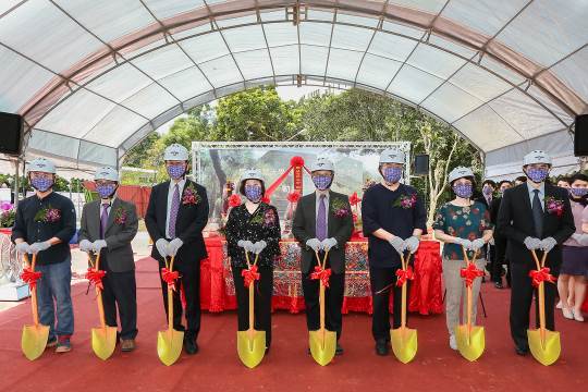 Distinguished guests, left to right:  Huang(黃聲遠), Yan(顏東勇), Tsai(蔡進步), Chen(陳韓), Hocheng(賀陳弘), Yang(楊儒賓), Hsieh(謝小芩), and You(游士賢).