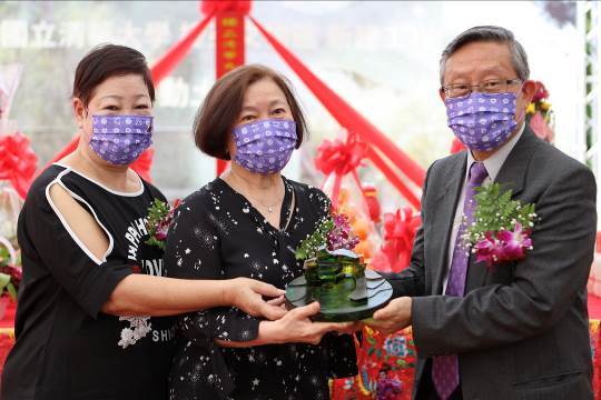 NTHU president Hocheng Hong (right) presenting Chen Han(陳韓) (middle) with a glass model of the Museum. On the left is F.C. Tseng’s sister Tseng Shufang(曾淑芳).
