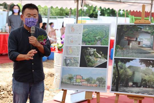 Huang presenting the building’s design.
