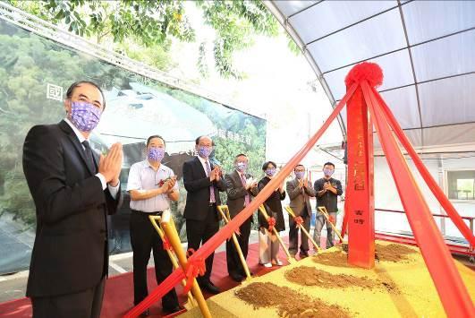 Distinguished guests at the groundbreaking ceremony for the Wang Mo-jen and Chou An-yi Hall of Literature.