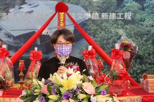 Wang recalled the many hardships that her father had to overcome in pursuing his career as a writer.