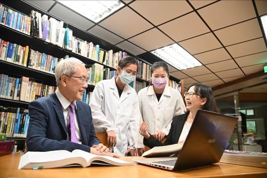 College of Life Science dean Kao Ruey-Ho (left) and Department of Medical Science chair Chen Linyi (right) prepare for the post-baccalaureate program in medicine.