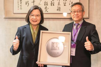 President Hocheng (right) presenting President Tsai with an 8-inch silicon wafer imprinted with her photo in laser relief.