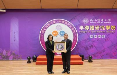 President Hocheng (right) presenting President Tsai with a plaque to mark the opening of the CoSR.