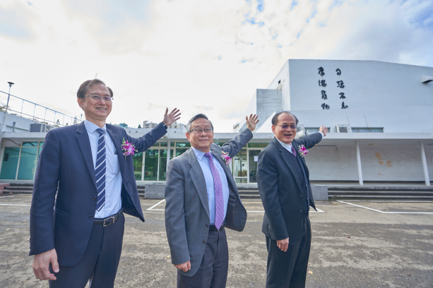 In front of the Main Auditorium, left to right: UMC co-president S.C. Chien, NTHU president Hocheng Hong, and Alumni Association president Cai Jinbu.
