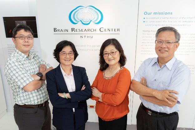 Team members (from right): Prof. Chiang Ann-shyn(江安世), Prof. J.L. Yang(楊嘉鈴), Prof. Chang Dah-tsyr(張大慈), and JelloX CEO Lin Yen-ying(林彥穎). 