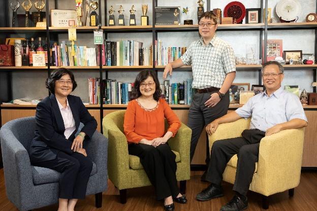 Team members (from right): Prof. Chiang Ann-shyn, JelloX CEO Lin Yen-ying, Prof. J.L. Yang, and Prof. Chang Dah-tsyr.