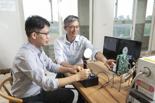 Hsieh Chih-cheng (right) developed the algorithm which allows the bionic eye to only pay close attention to moving objects, and Lu Ren-shuo (left) designed the neural-like chip framework which integrates the software and hardware.
