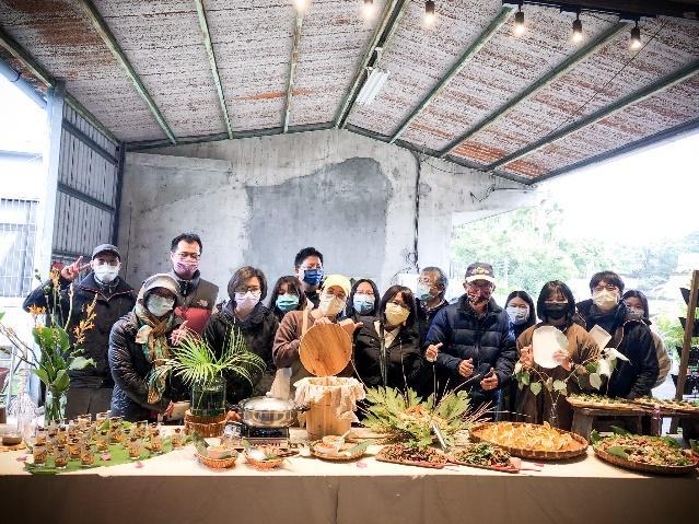 An impressive feast at Dashan Beiyue, a restaurant started by NTHU alumni at an abandoned primary school in Hsinchu.
