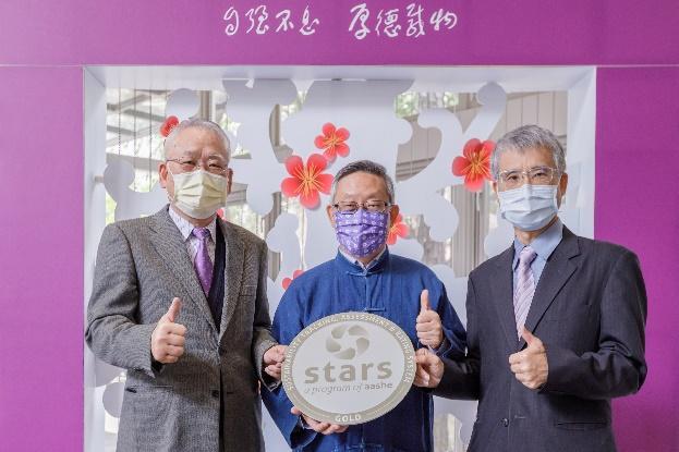 NTHU president Hocheng Hong (center, holding the STARS gold medal), along with Senior Vice President and Chief 
Sustainability Officer Tai Nyan-hwa(戴念華) (left) and Sustainability Office Director Lin Fu-ren(林福仁) (right). 
