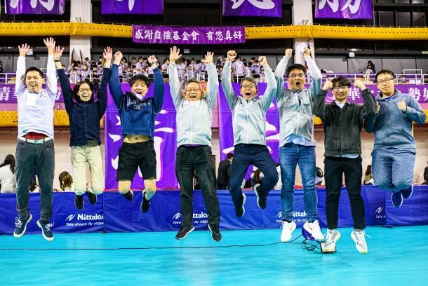Members of the Meizhu steering committee celebrating with a leap, along with (starting with 4th from left) NTHU president Hocheng Hong, Dean of Student Affairs Wang Jyun-Cheng(王俊程), and Director of Extracurricular Activities Wu Shun-chi(吳順吉).
