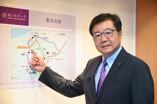 NTHU vice president Lyu Ping-chiang(呂平江) showing the excellent location of the hospital.