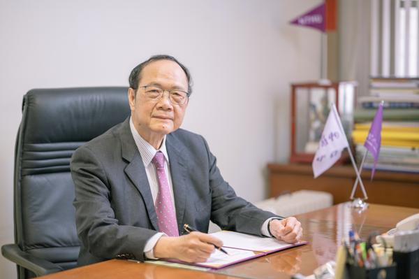 Chen Wen-tsuen, recipient of the 2022 Outstanding Alumni Award.