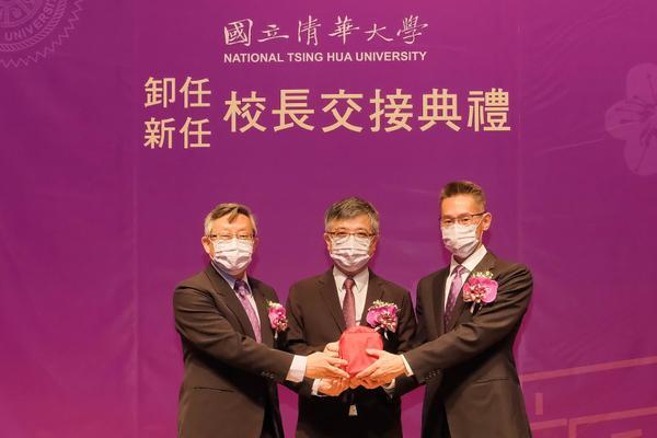 NTHU’s new president W. John Kao (right) receiving the official school seal from his predecessor, Hocheng Hong (left), with political deputy minister of the Ministry of Education Lio Mon-chi (center) as the facilitator.