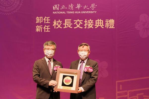 Lio (left) presenting Hocheng with a memento in recognition of his many contributions to NTHU.