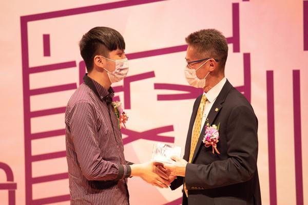 Wu (left) presenting President Kao with a CD of his piano music. 