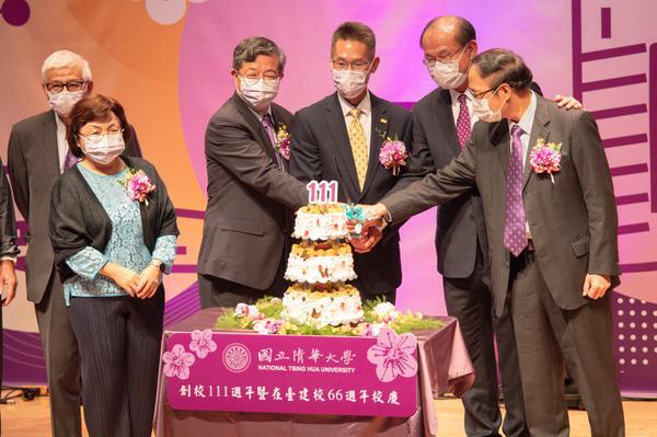 NTHU president W. John Kao (third from right) and special guests cutting the birthday cake.
