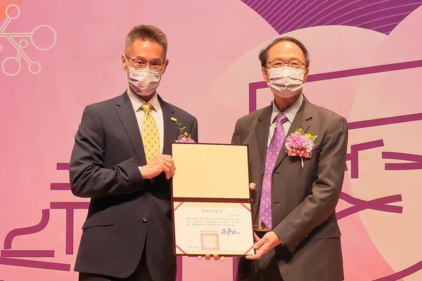 President Kao (left) presenting the Outstanding Alumni Award to Chen Wen-tsuen.