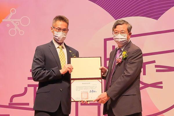 President Kao (left) presenting the Outstanding Alumni Award to SC Hsin.