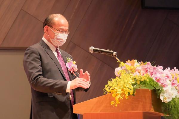 Alumni Association president Cai Jinbu wishing NTHU a happy birthday.
