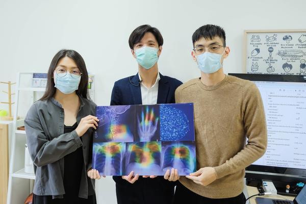 Assistant Professor Kuo Po-Chih (center) of the Department of Computer Science and his students Chen Li-Ching (left) and Wang Ryan (right).