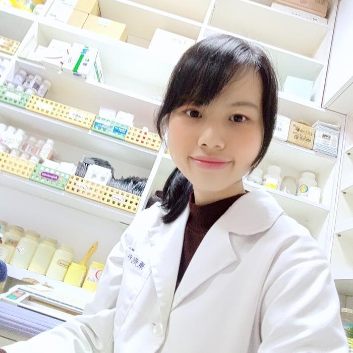 Yu Hanyu (游涵喻) took a leave of absence from graduate school so she could work as a pharmacist.