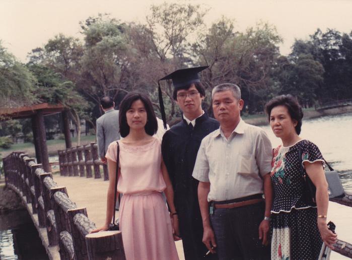 1984 graduation photo of alumnus Jordan Hu (胡國琳) with his girlfriend and parents.