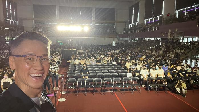 At the end of his speech, Kao took out his mobile phone, took a selfie with the assembly as the background, and posted it to his IG live feed.