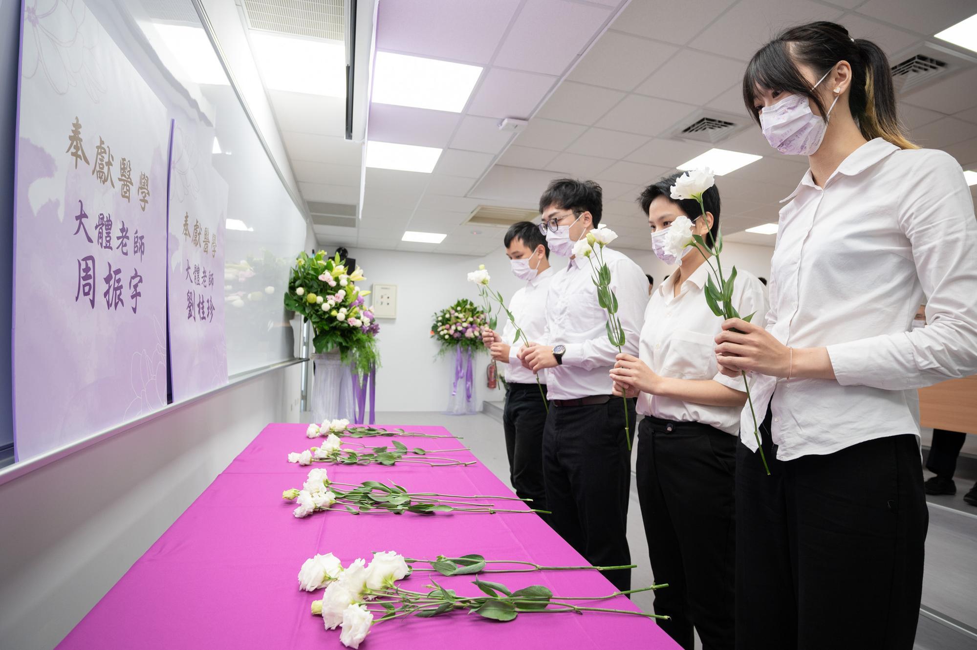 Students of the Post-baccalaureate Program in Medicine at NTHU offering Chinese bellflowers to those who have donated their cadavers to the program.