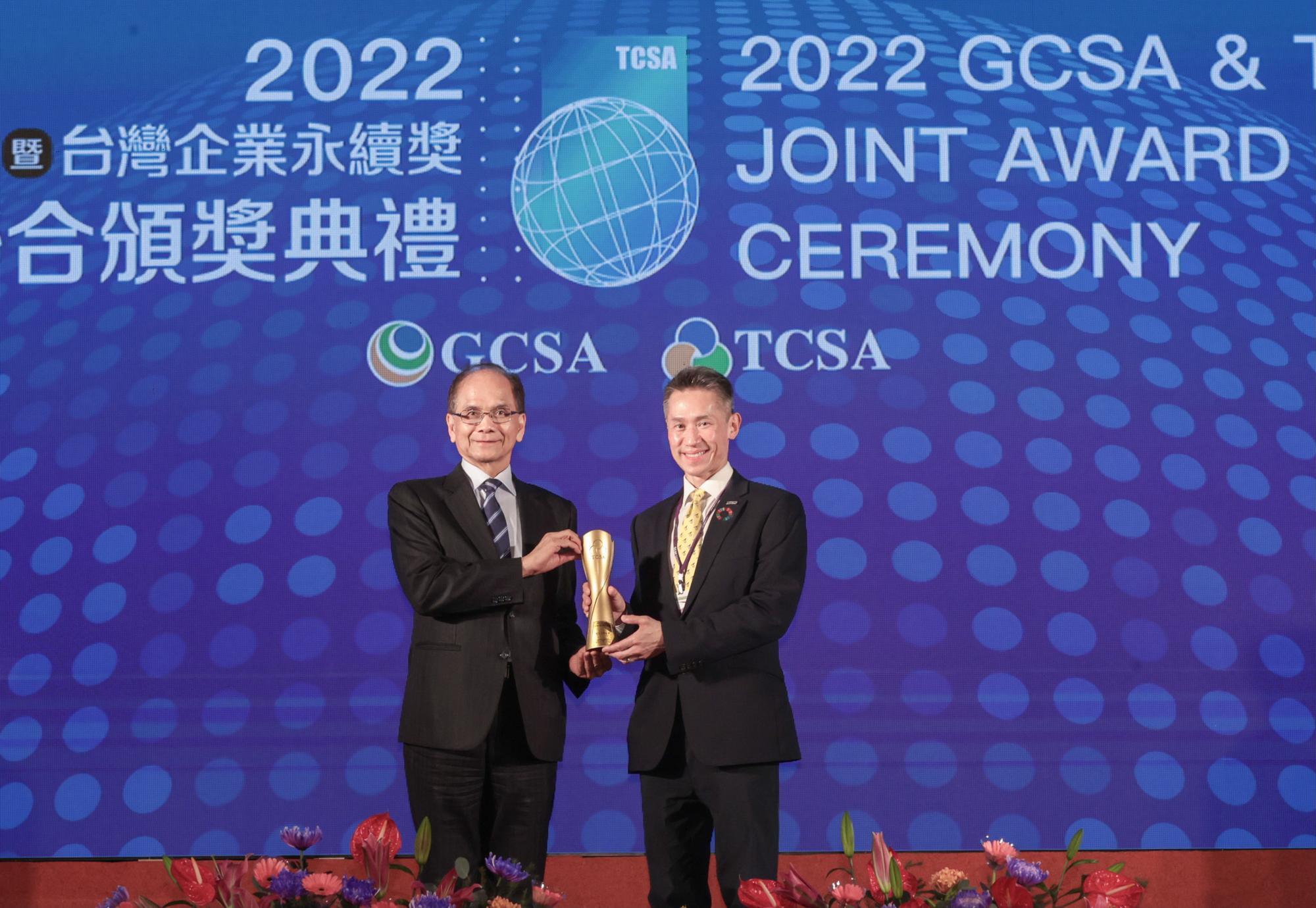 NTHU president W. John Kao (高為元) (right) accepting the Taiwan University Sustainability Award from You Si-kun (游錫堃), president of the Legislative Yuan.