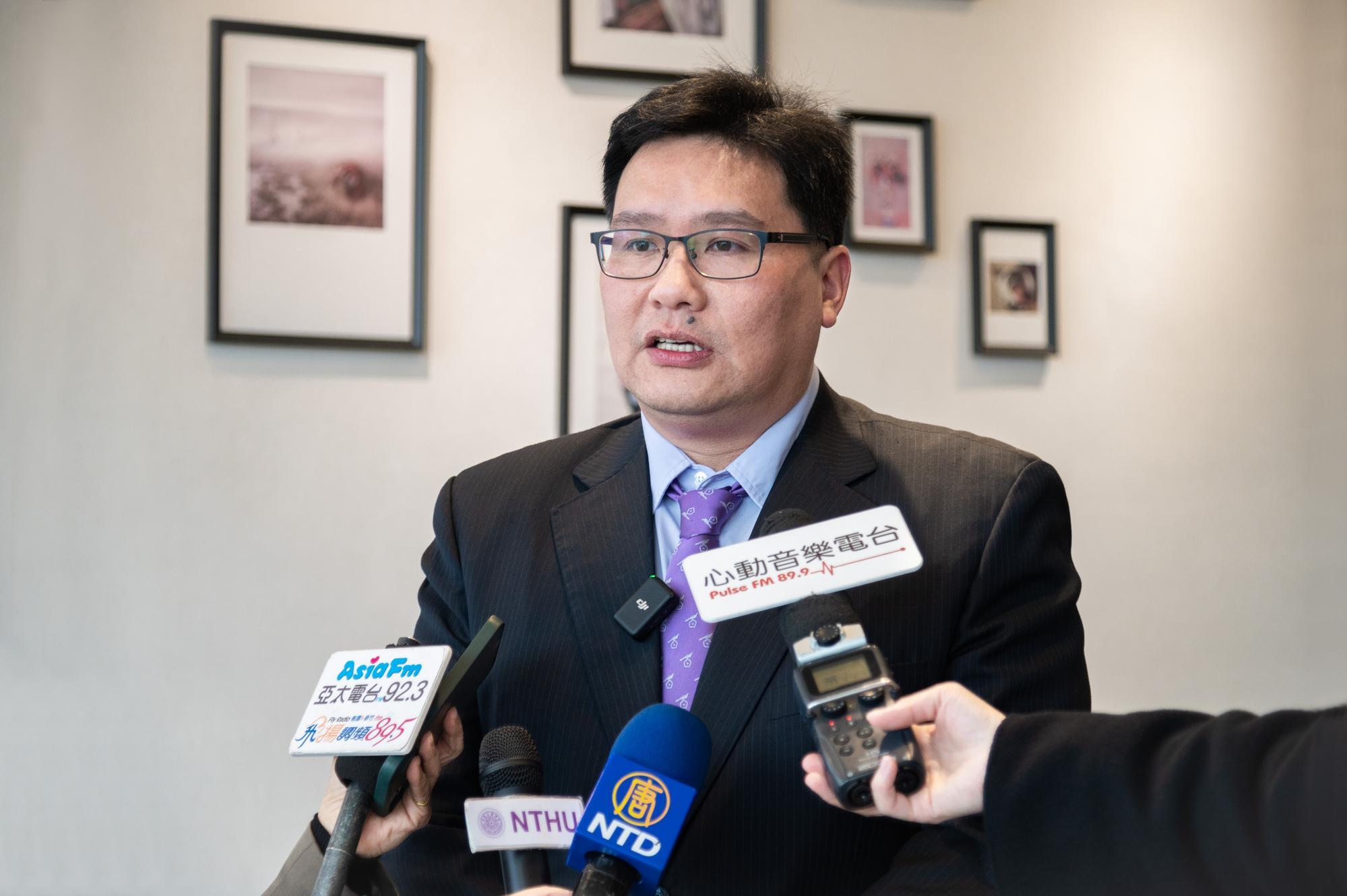 Dean of student affairs Chan Honglin (詹鴻霖) said that the NTHU Bright Light program is expected to be officially launched in the second half of this year.