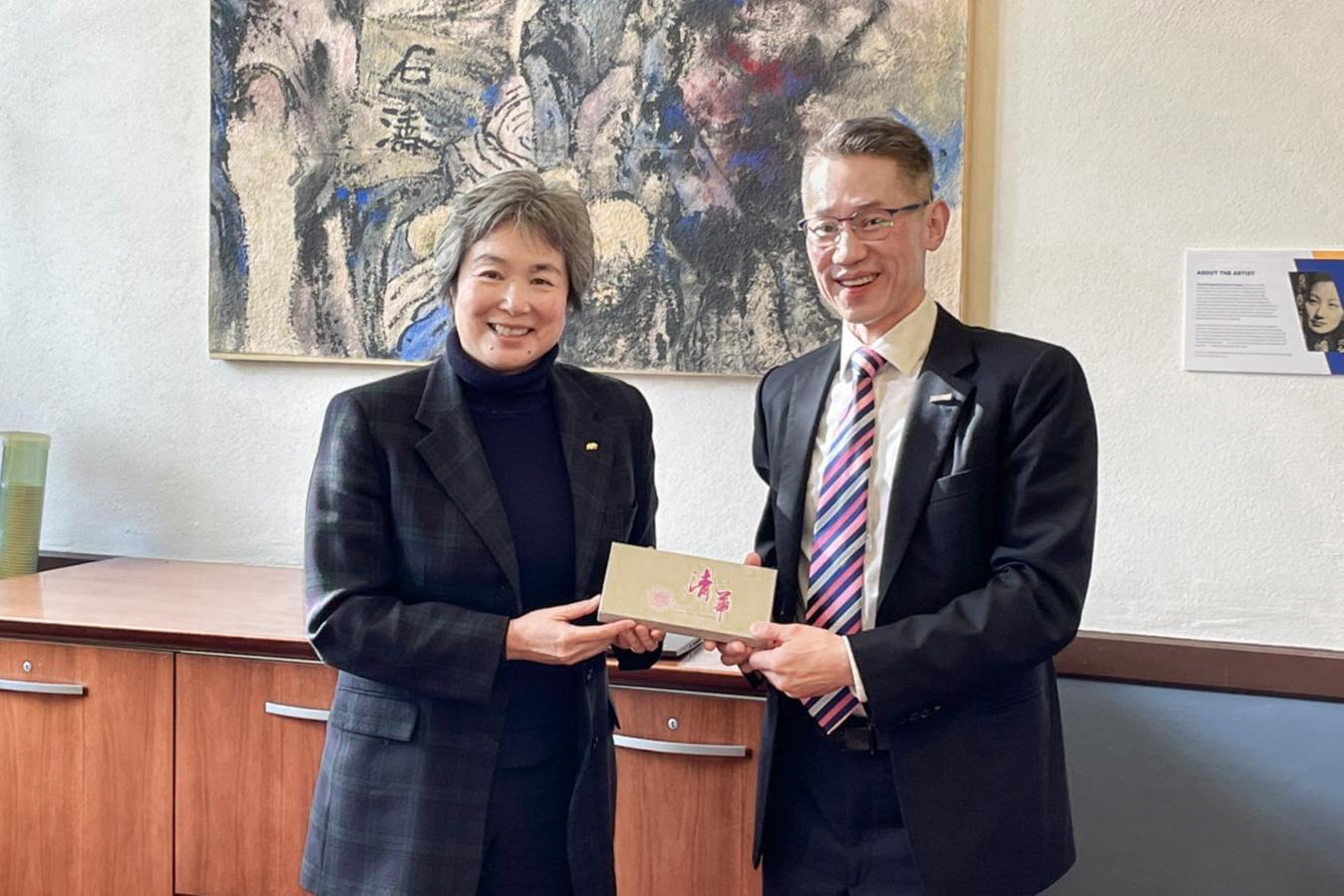 Kao (right) presenting UC Berkeley College of Engineering dean Tsu-Jae King Liu (劉金智潔) with an NTHU souvenir.